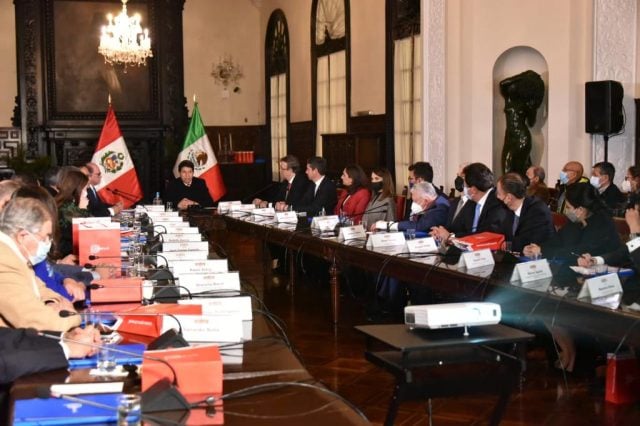 Ebrard se reúne en Perú con el presidente Pedro Castillo para invitarlo a cumbre del Pacífico