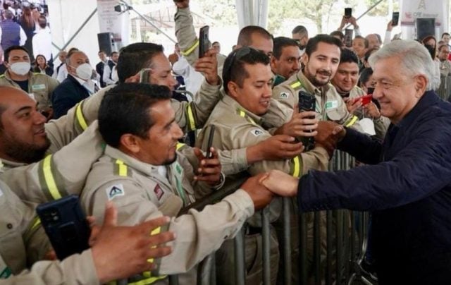 AMLO reitera permanencia de CFE a empleados; concluye reuniones