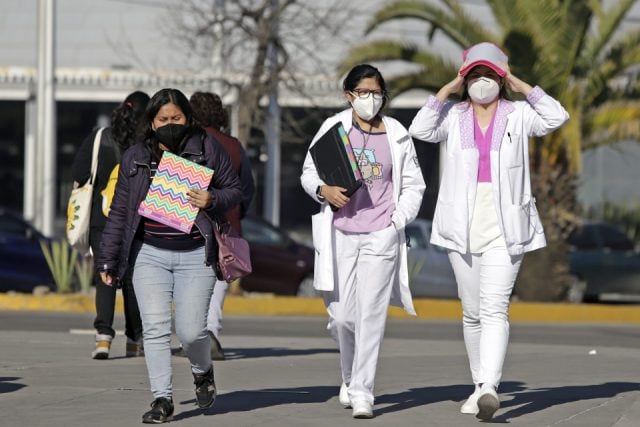 Medicos caminando