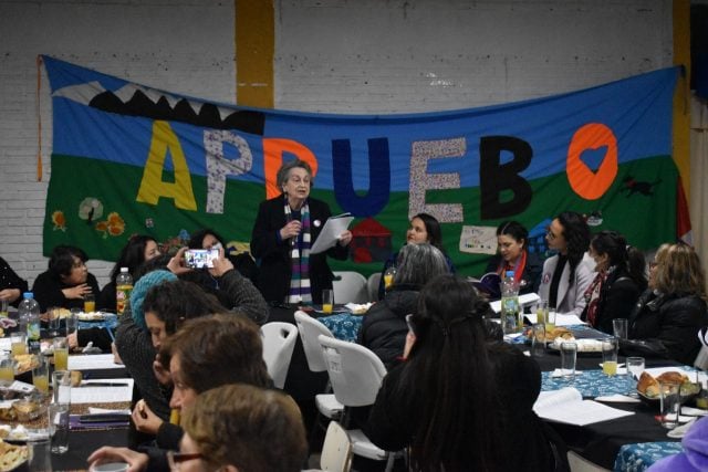 Mujeres lectura nueva Constitución