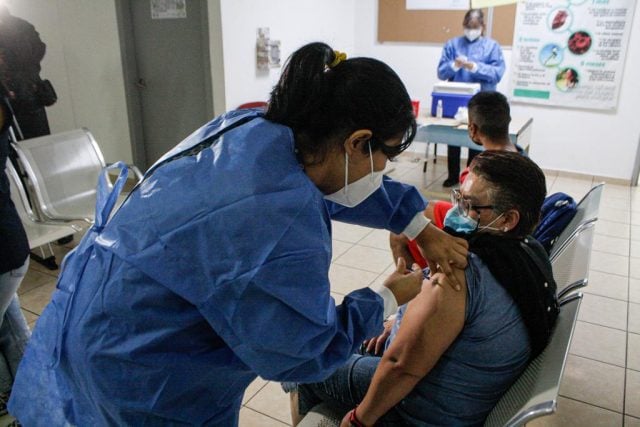 Continuan medidas sanitarias y vacunación contra covid 19