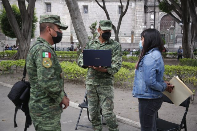 Soldados en el zócalo charlando