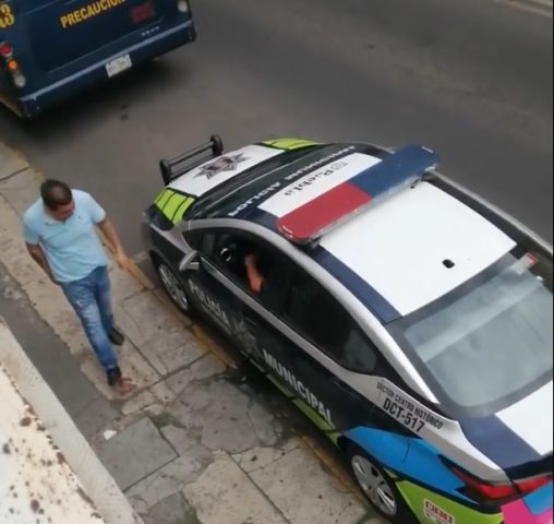 Captan a policía municipal recibiendo «mordida»; SSC lo suspende 