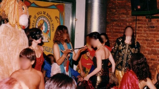 Escándalo en Argentina: la peligrosa ‘escuela de yoga’ que ejecutaba incestos y explotación sexual (y que salpica a Clinton y Menem)