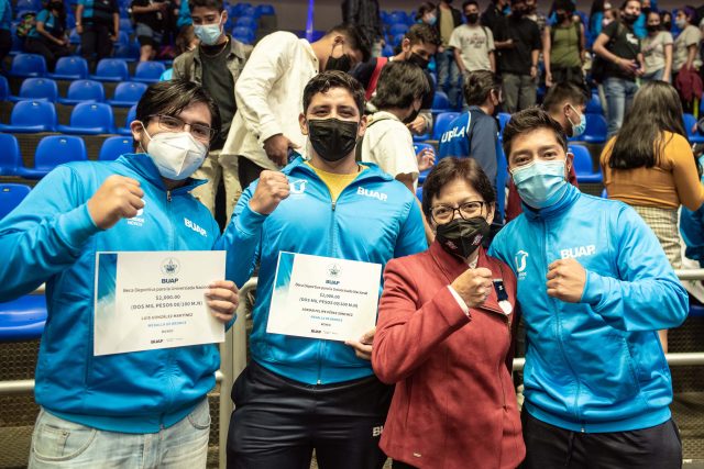 Rectora Lilia Cedillo junto a estudiantes