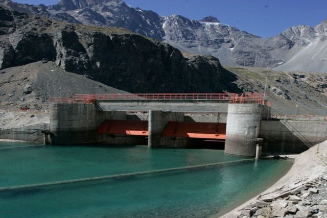 Demandan en EE.UU. a Alto Maipo por dejar varios días sin agua a comunidad local