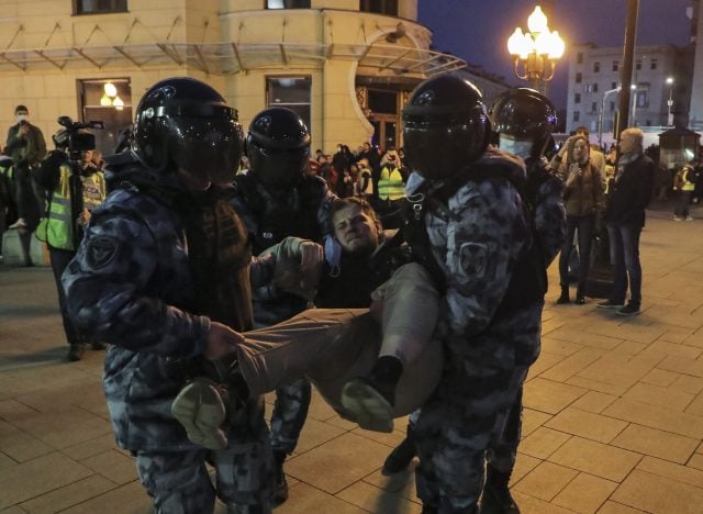 Arrestan a mil rusos por protestar contra movilización militar