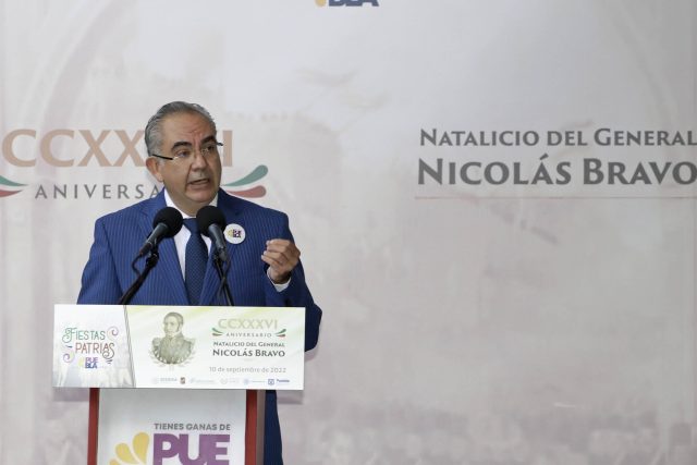 Secretario de Salud da discurso principal en ceremonia cívica