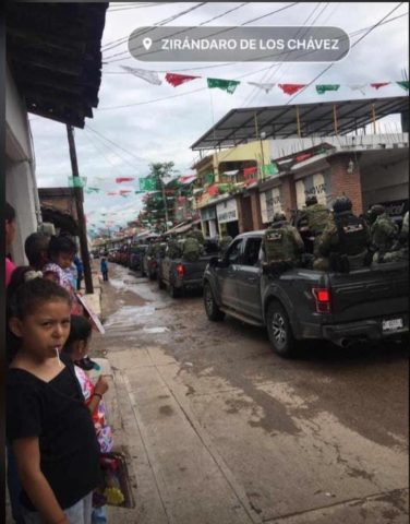 Desfilan en fiesta patronal de Guerrero, presuntos integrantes del CJNG