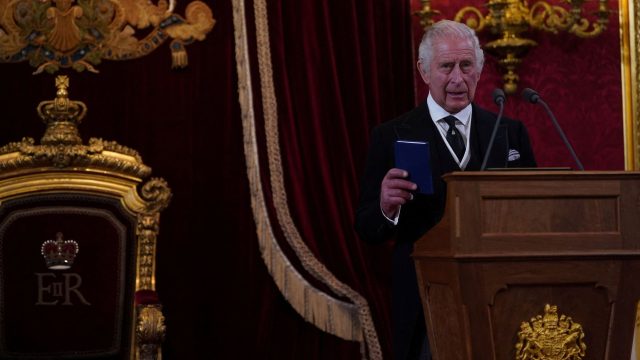 Rey Carlos III despide a un centenar de empleados de Clarence House