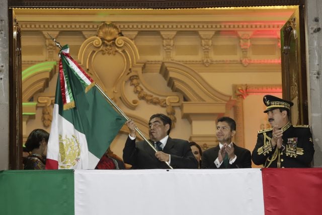 Barbosa grita ¡viva Puebla!, desde Palacio Municipal