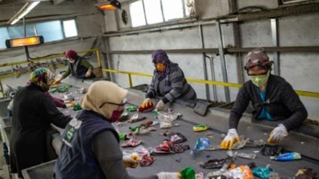 Niños que trabajan en centros de reciclaje de plástico son expuestos a graves enfermedades