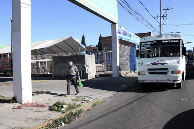 Pasajeros frustran asalto en ruta Azteca y golpean al presunto ladrón