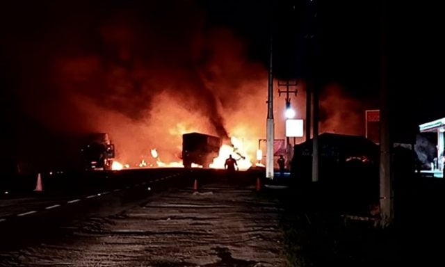 Accidente en Tamaulipas deja seis tractocamiones incendiados y una persona calcinada