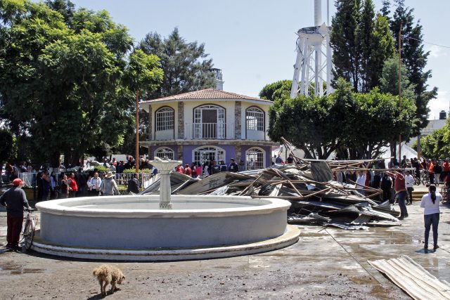 Colapsa tanque de agua y mata a dos personas en Texmelucan