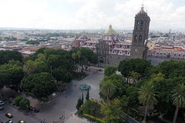 Gobierno local entrega escrituras del zócalo capitalino y estadio Zaragoza