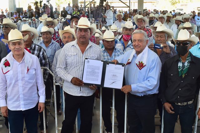 Sonora: López Obrador firma decreto para restituir tierras a pueblo Yaqui