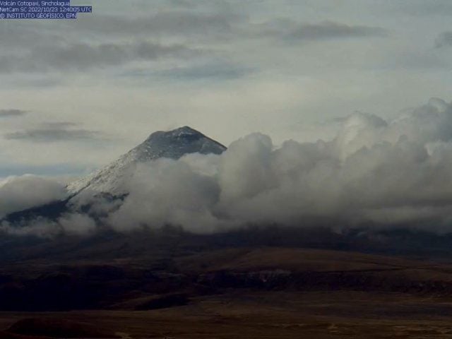 Ecuador mantiene bajo vigilancia la actividad volcánica del Cotopaxi