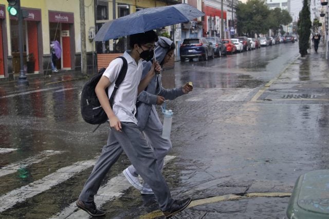 Onda tropical y frente frío causarán lluvias, revisa en qué estados