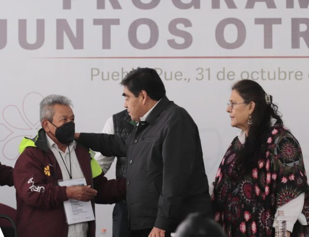 Apoya gobierno estatal a 28 adultos mayores a reunirse con su familia en EU