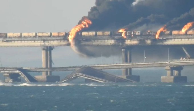 Puente de Kerch en Rusia sufre daños tras explosión