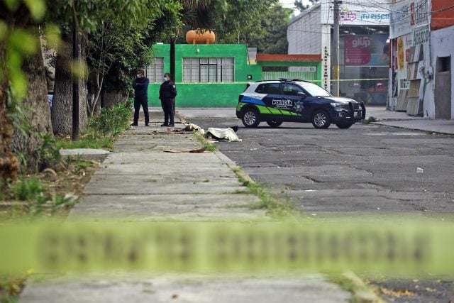 Muere hombre en condición de calle en un parque de Puebla