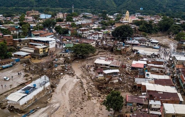 Aumenta a 43 la cifra de muertos por deslave en Venezuela