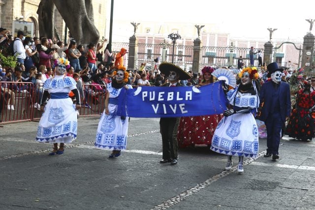 Poblanos disfrutan del «Desfile de Catrinas» en el Centro Histórico