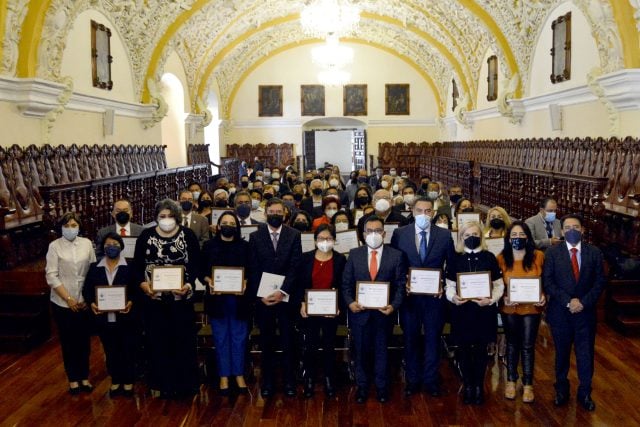 BUAP entrega reconocimientos por antigüedad a personal