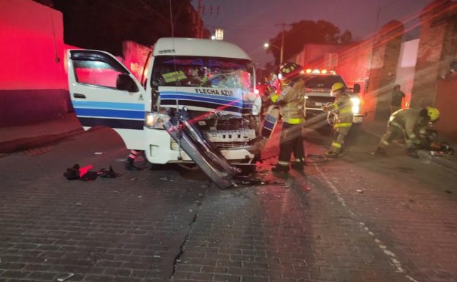 Flecha Azul choca contra camioneta en Centro de Puebla capital