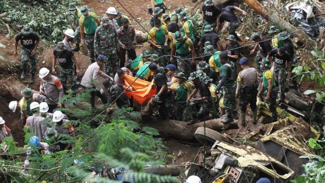 Indonesia: Búsqueda desesperada de sobrevivientes mientras cifra de muertos aumenta a casi 300