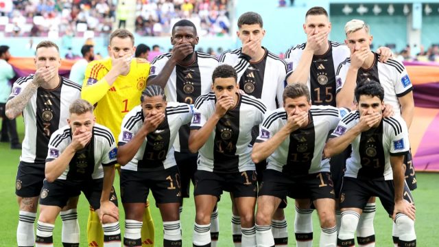 Equipo de Alemania se manifiesta tapándose la boca en Qatar