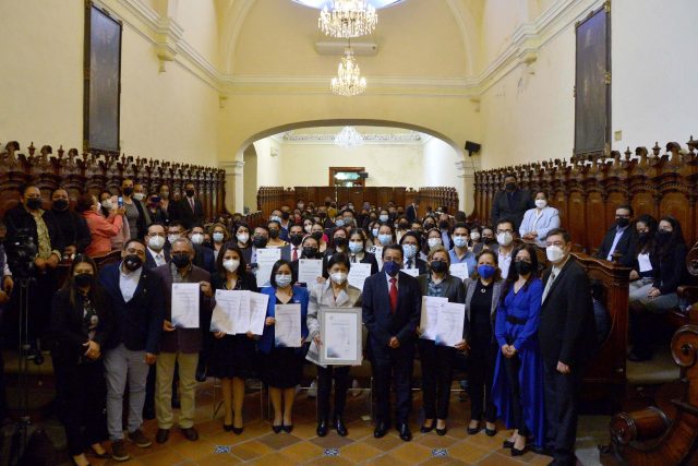 Entrega BUAP premio de excelencia a 70 egresados