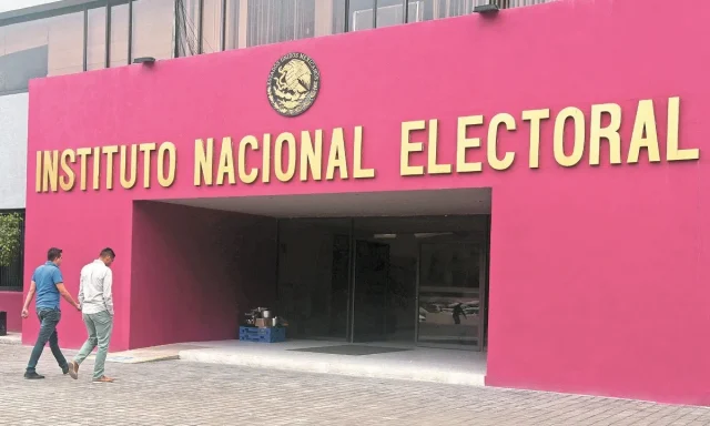 Invitan a políticos de oposición a marchar contra reforma electoral en Puebla