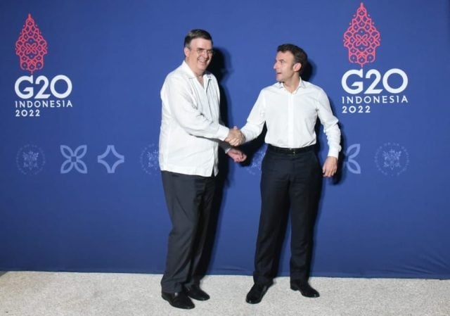 Ebrard conversa con presidente de Francia en el G20