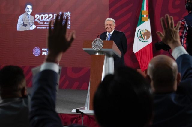 Buscará AMLO aumentar el salario mínimo en 2023