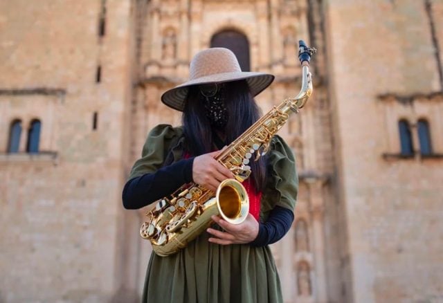 Saxofonista llama en Puebla a tipificar violencia ácida como delito autónomo