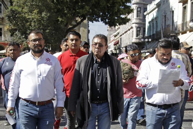 Ayuntamiento desaloja a integrantes de la 28 en la Central de Abastos