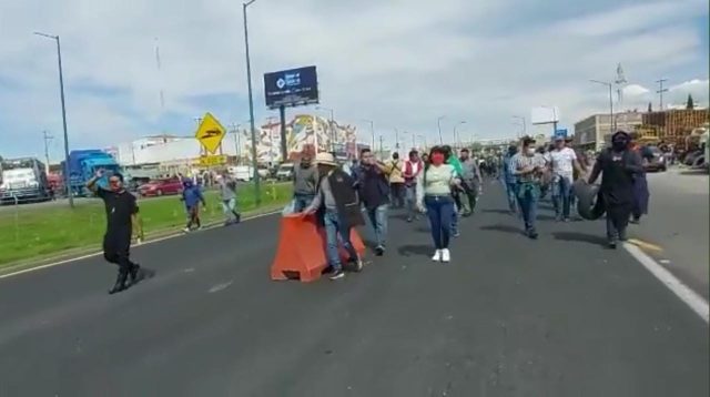 Por conflicto con ambulantes, cierran la Vía Corta a Santa Ana