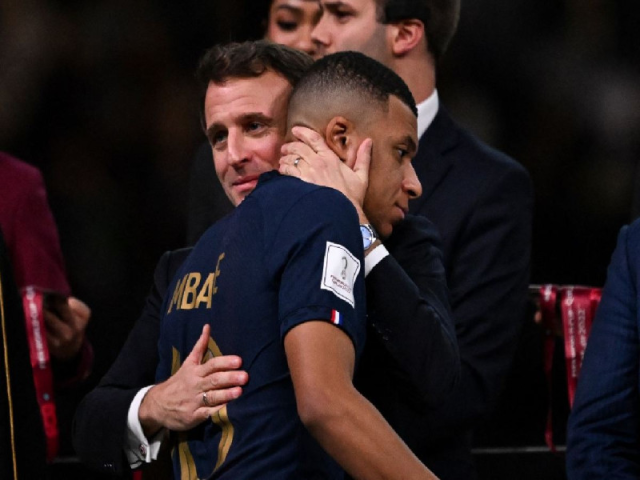 Fuertes críticas contra Macron por los 500.000 euros que costaron sus vuelos al Mundial Qatar 2022 y la «ridícula» actitud con Mbappé