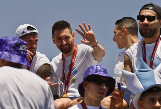 Marea de hinchas abraza a la Selección argentina a celebrar la Copa del Mundo en multitudinaria caravana (fotos +videos)