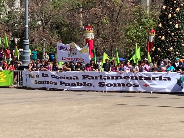 5 mil pobladores/as se movilizan hasta La Moneda en contra del acuerdo de los partidos para nuevo proceso constituyente: Exigen que Boric cumpla promesas de campaña en materia de vivienda