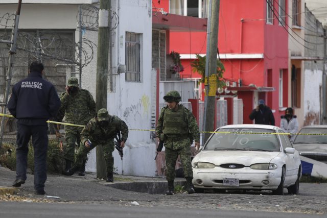 Dos policías municipales son entregados a la FGE por balacera en Reforma