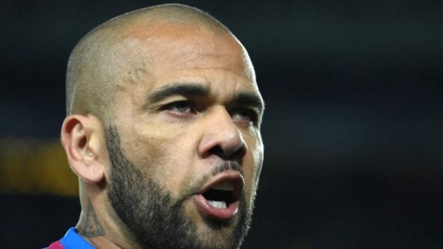 Alves queda fuera de Pumas tras ser detenido por agresión sexual