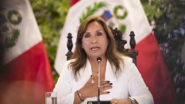 Presidenta de Perú propone adelantar elecciones para 2023