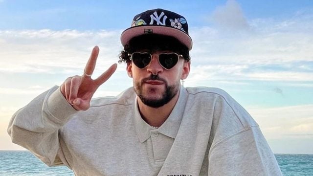 (Video) Destrozan en redes a Bad Bunny tras tirar celular de una fan al mar, el artista se defiende: «Fue una falta de respeto»