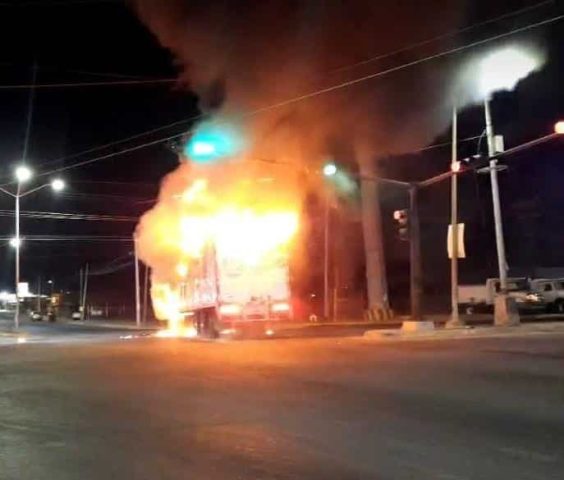 Balaceras y bloqueos en Culiacán; autoridades alertan a la población a no salir