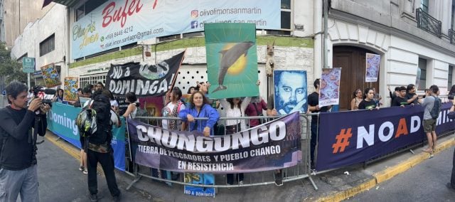 (+Video) Chilenos se manifiestan en la afueras del Ministerio del Ambiente en contra del proyecto Dominga