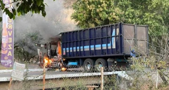 Reportan bloqueos de carreteras en Autlán y El Grullo en Jalisco