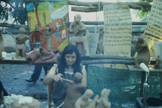 Violeta Parra a color: Dan a conocer inéditas imágenes de la artista en la Feria de Artes Plásticas del Parque Forestal en 1959